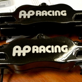 Черно-белые тормозные суппорта AP Racing